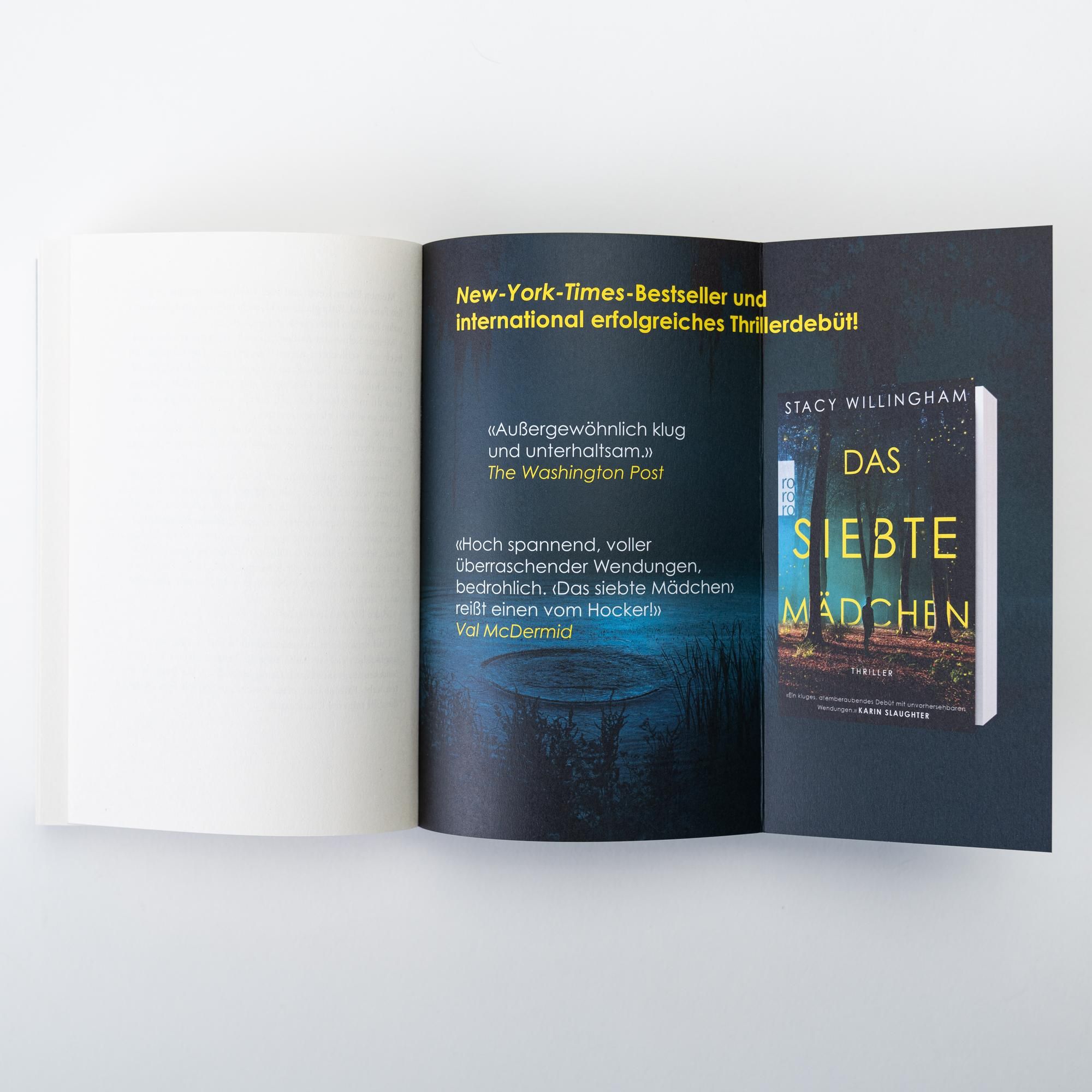 Buch, offene Seiten. Linke Seite: Text. Rechte Seite: Buchcover "Das siebte Mädchen" von Stacy Willingham.