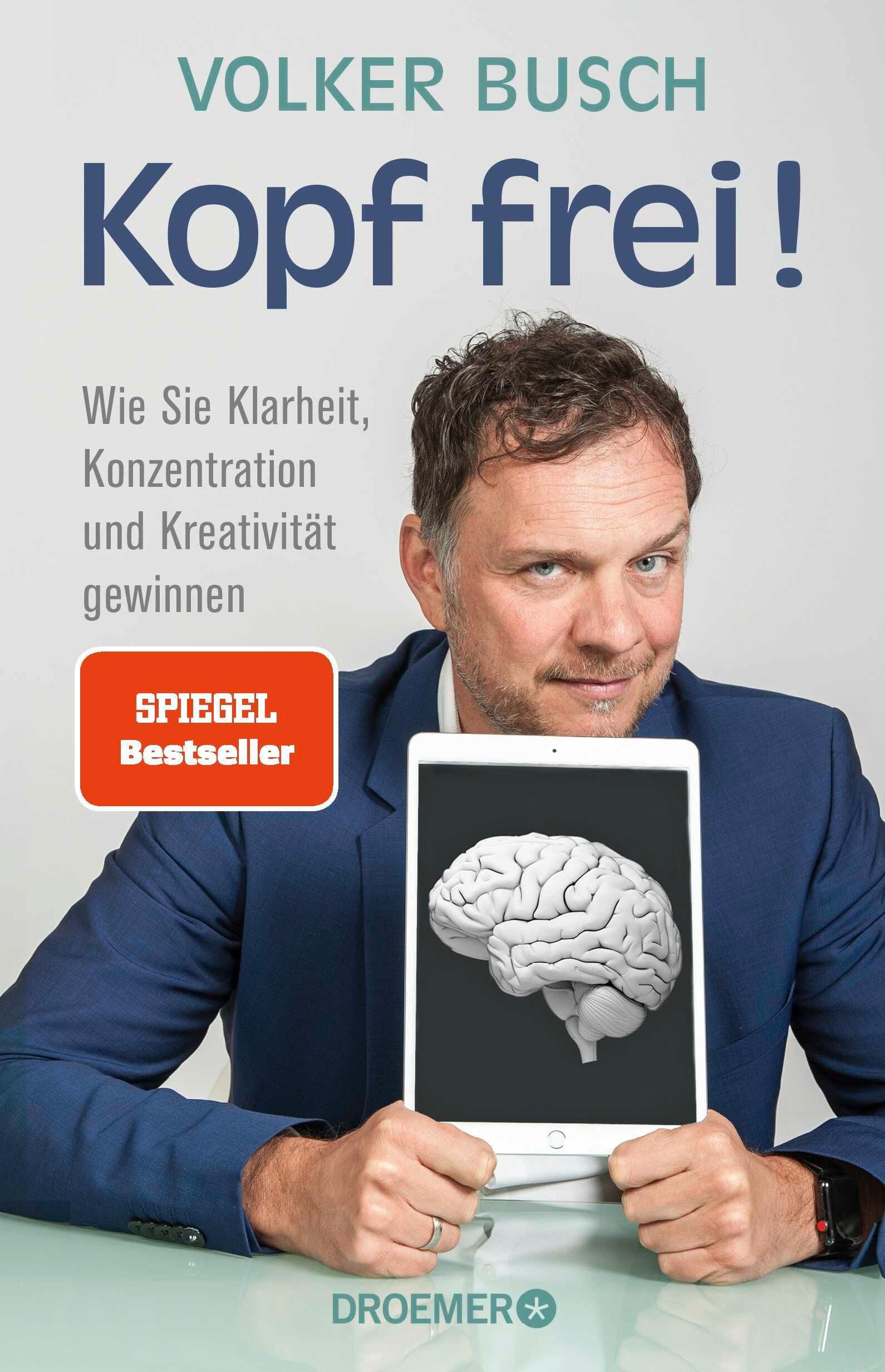 Buchcover: "Kopf frei!" von Volker Busch. Mann hält Tablet mit Gehirn-Abbildung. Spiegel Bestseller-Siegel.