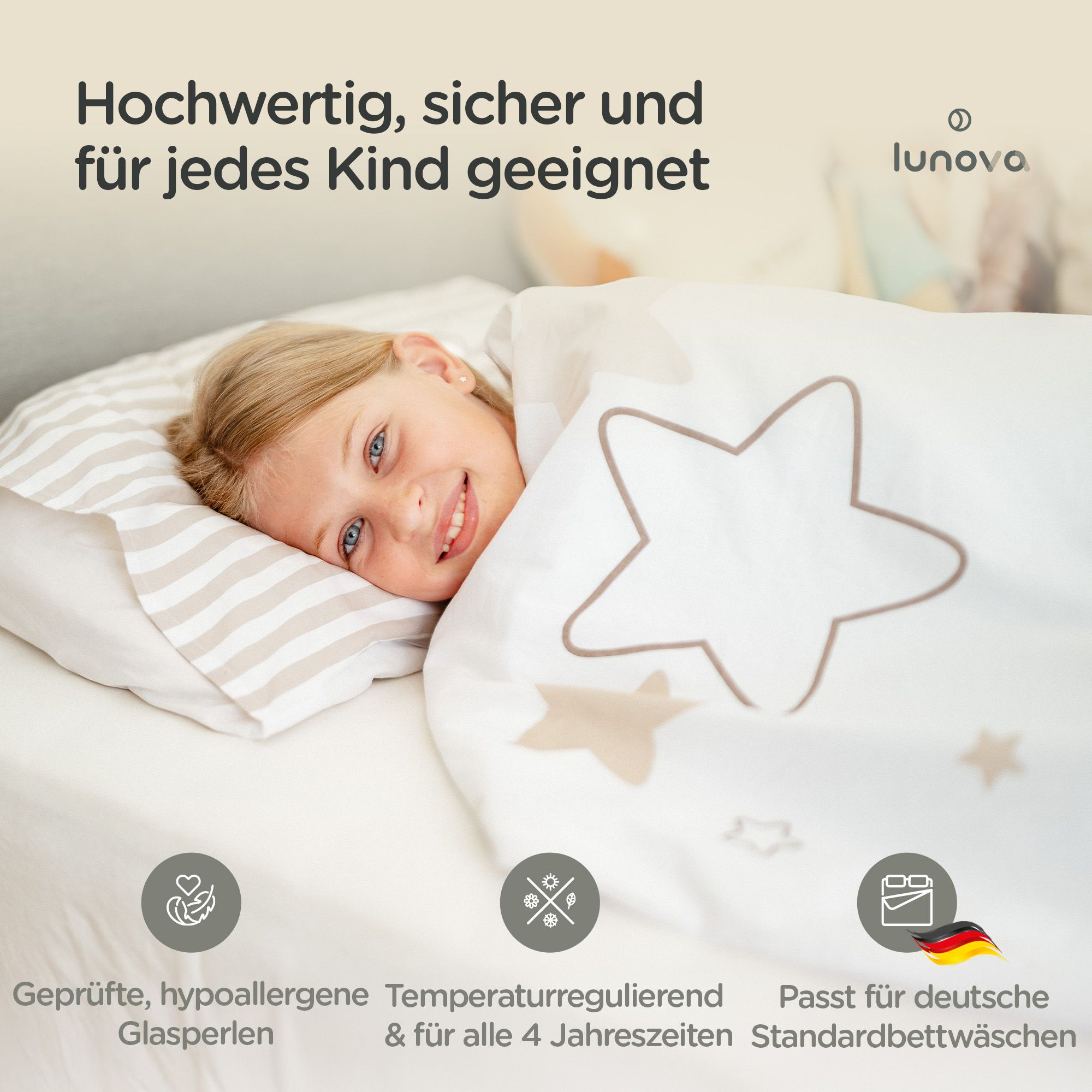 Kind liegt unter weißer Decke mit Sternenmuster. Text: Geprüfte, hypoallergene Glasperlen, temperaturregulierend, für deutsche Standardbettwäsche.