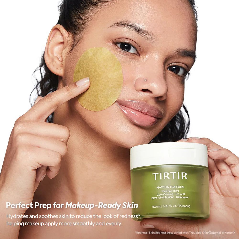 Frau mit TIRTIR Matcha Tea Pad auf der Wange, neben einem Produktbehälter.