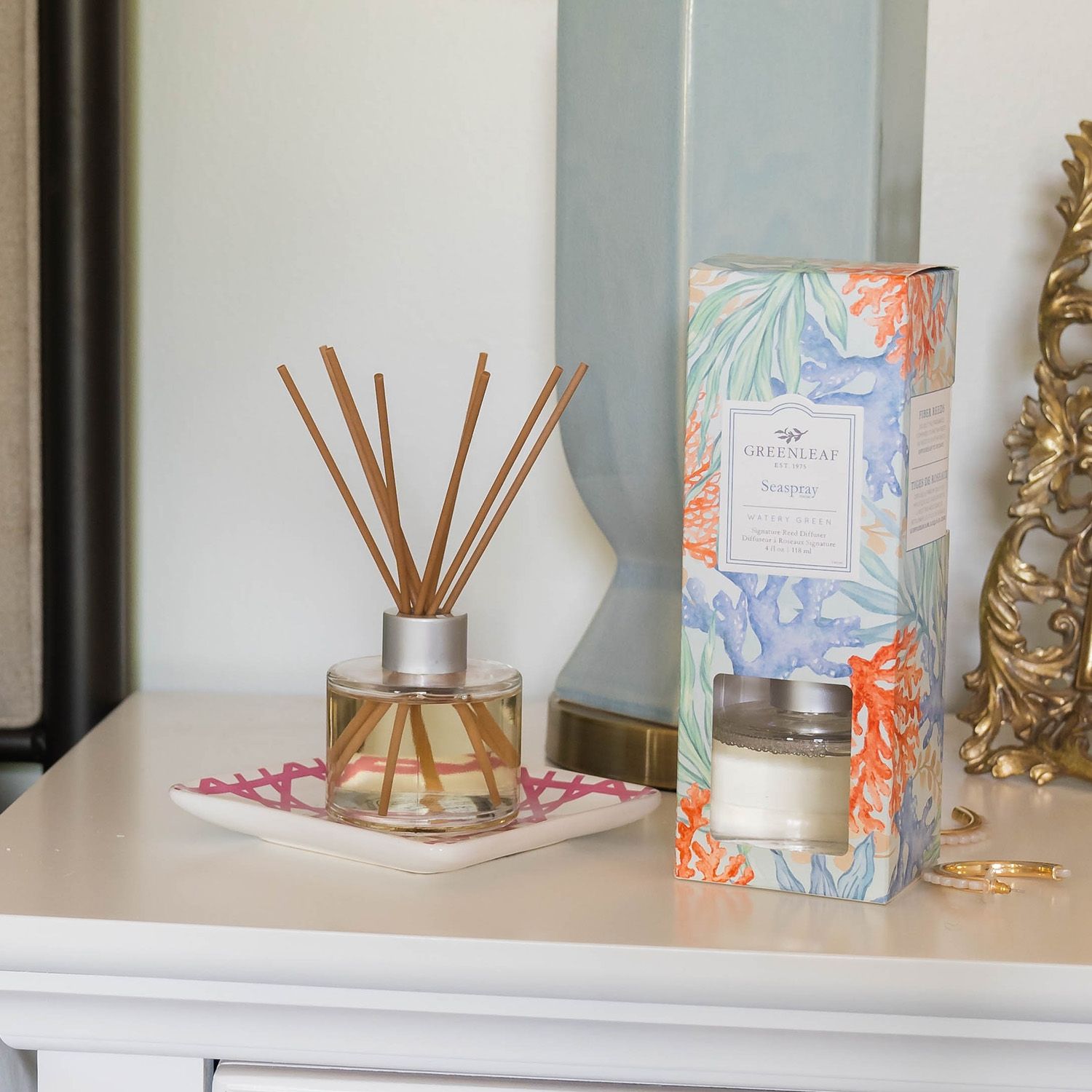 Greenleaf Seaspray Reed Diffuser auf einer dekorativen Unterlage neben der Verpackung.