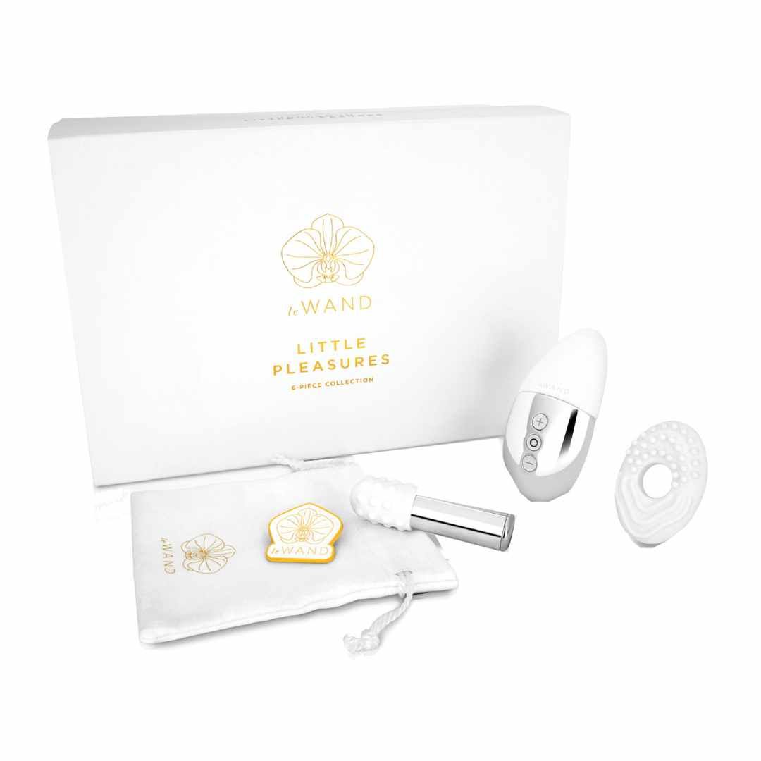 Weißes Set mit Logo und Schriftzug "LITTLE PLEASURES". Enthält ein silbernes Gerät, ein weißes Ring-Accessoire und eine Tasche mit Logo.