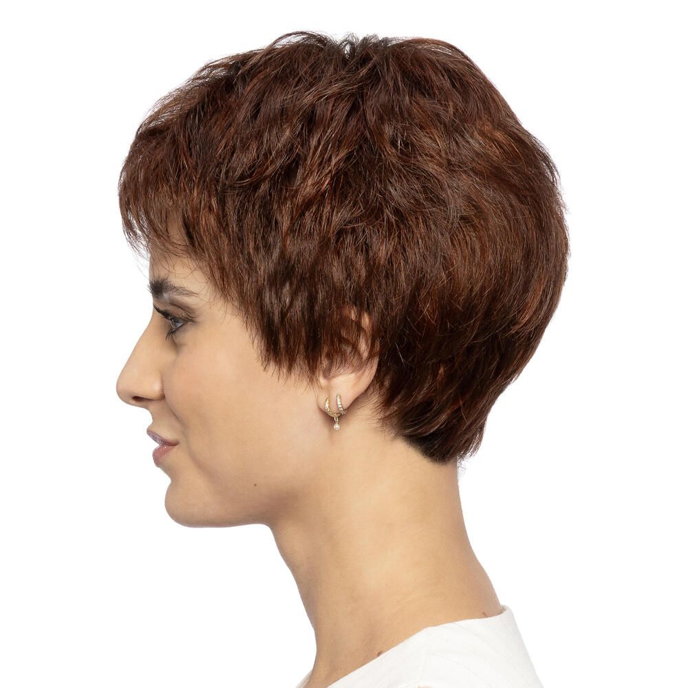 Kurzhaarperücke, rotbraun, mit Pony, Profilansicht. Frau mit hellen Augen und Ohrringen. Auf weißem Hintergrund.