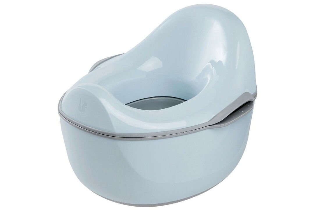 Hellblauer Babytopf mit grauem Rand. Ovale Form mit Sitzfläche und erhöhtem Rücken. Kunststoff. Perspektivische Ansicht.