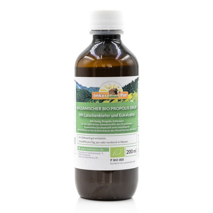Braune Glasflasche mit weißem Deckel. Etikett mit Text und Logo. Aufschrift: Balsamischer Bio Propolis Sirup. Bio-Zertifizierung.