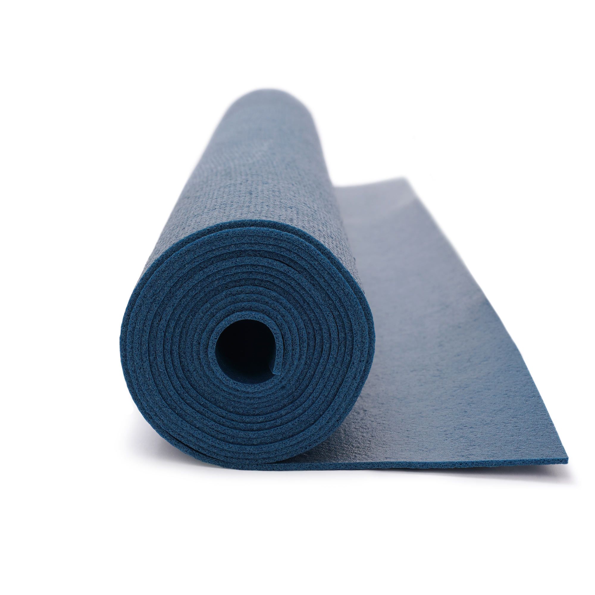 Aufgerollte blaue Yogamatte, Seitenansicht, zeigt die Textur.