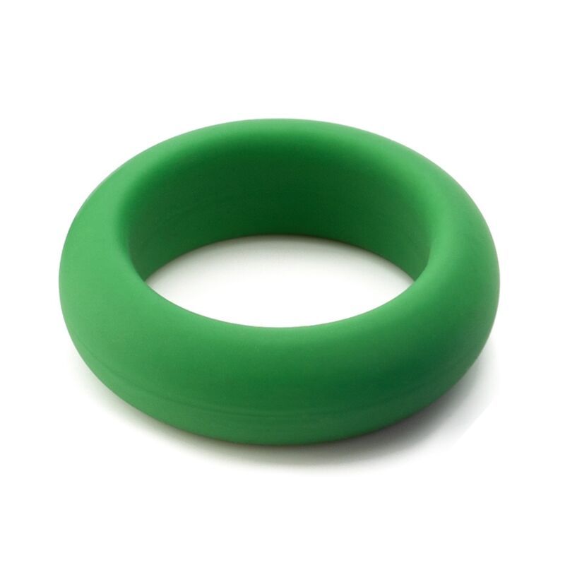 Grüner Silikon-C-Ring. Runde Form, glatte Oberfläche. Auf weißem Hintergrund. Perspektivische Ansicht.