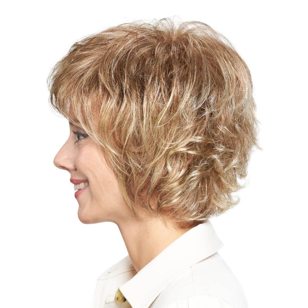 Perücke Michelle von Lofty. Blondes, kurzes Haar mit welliger Struktur. Seitenansicht einer Frau, die die Perücke trägt.