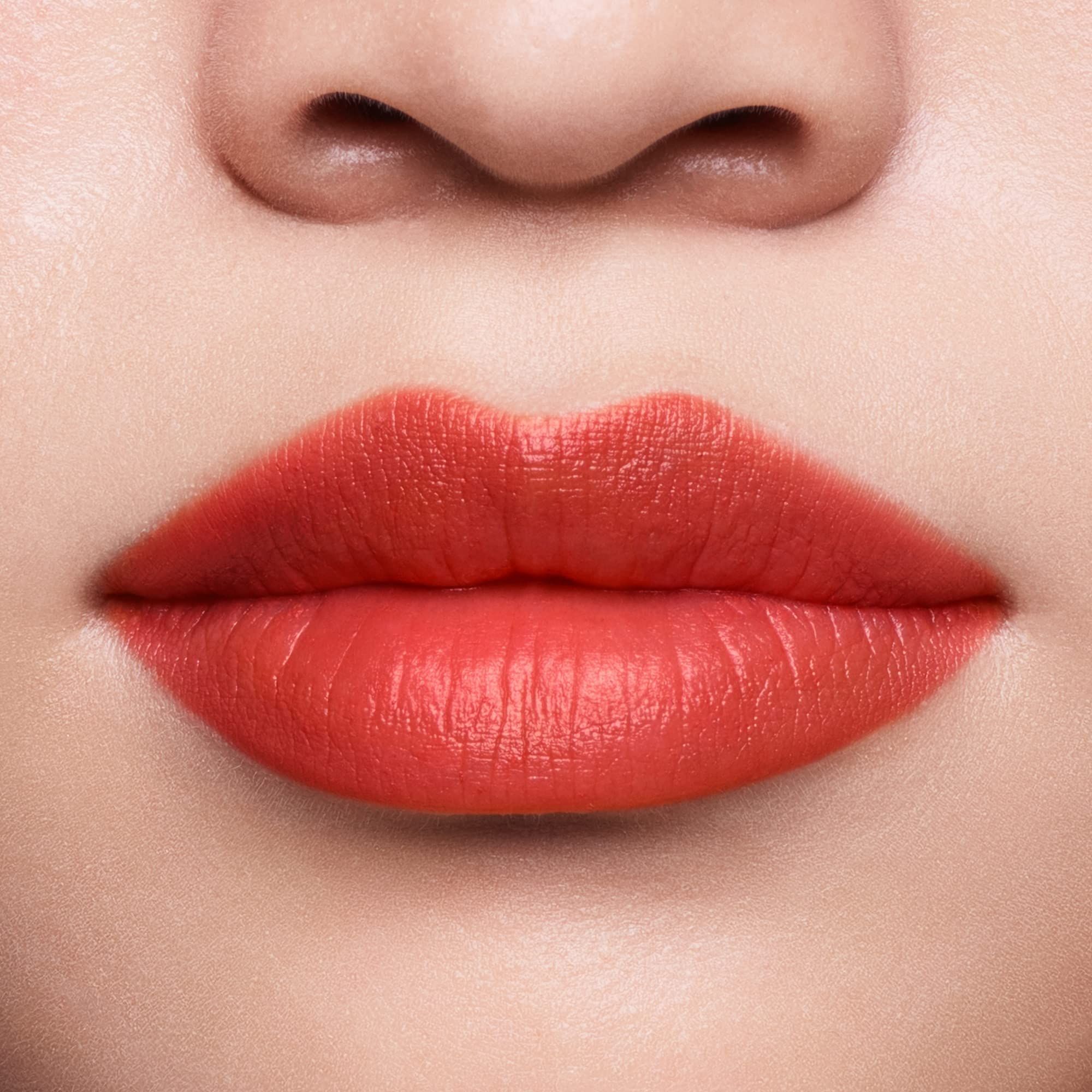 Lippen mit korallenrotem Lippenstift.