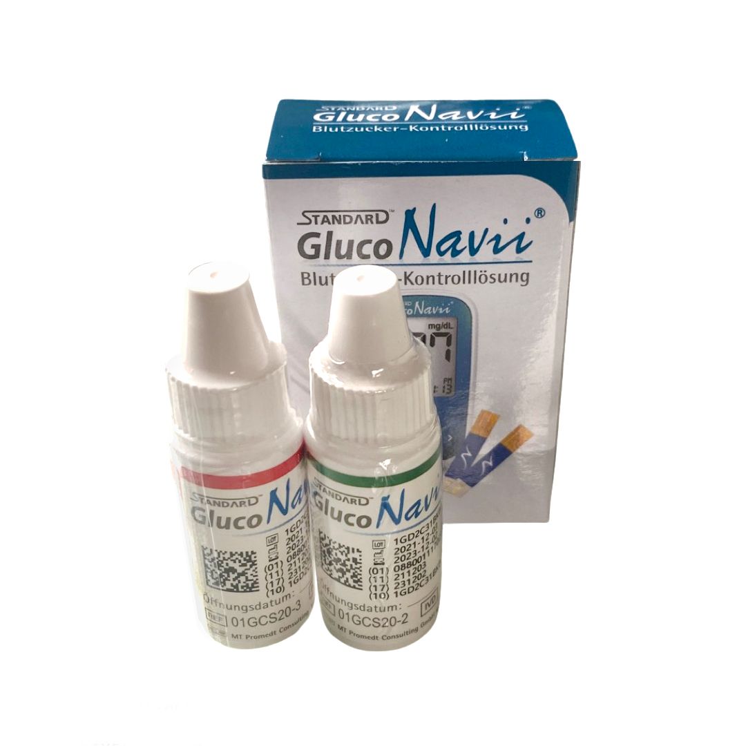 Zwei Fläschchen und eine Schachtel mit der Aufschrift "Gluco Navii Blutzucker-Kontrolllösung". Die Fläschchen haben rote und grüne Streifen.