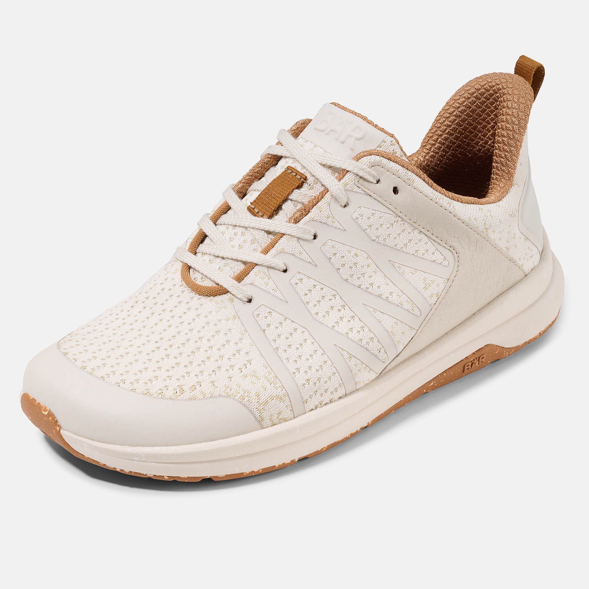 Cremefarbener Unisex-Sneaker mit Schnürsenkeln. Braune Akzente an Zunge, Ferse und Sohle. Mesh-Obermaterial.