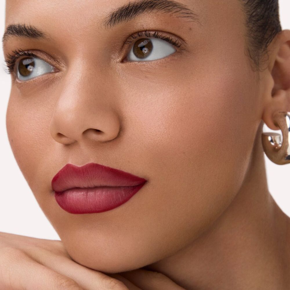 Porträt einer Frau mit geschminkten Lippen. Roter Lippenstift.