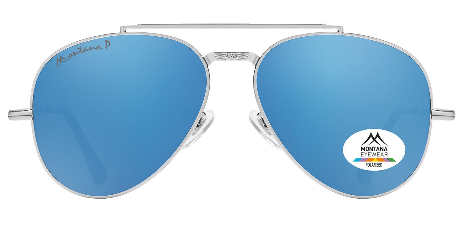 Sonnenbrille mit silbernem Rahmen und blauen Gläsern. Auf einem Glas ist ein Aufkleber mit dem Logo von Montana Eyewear angebracht.