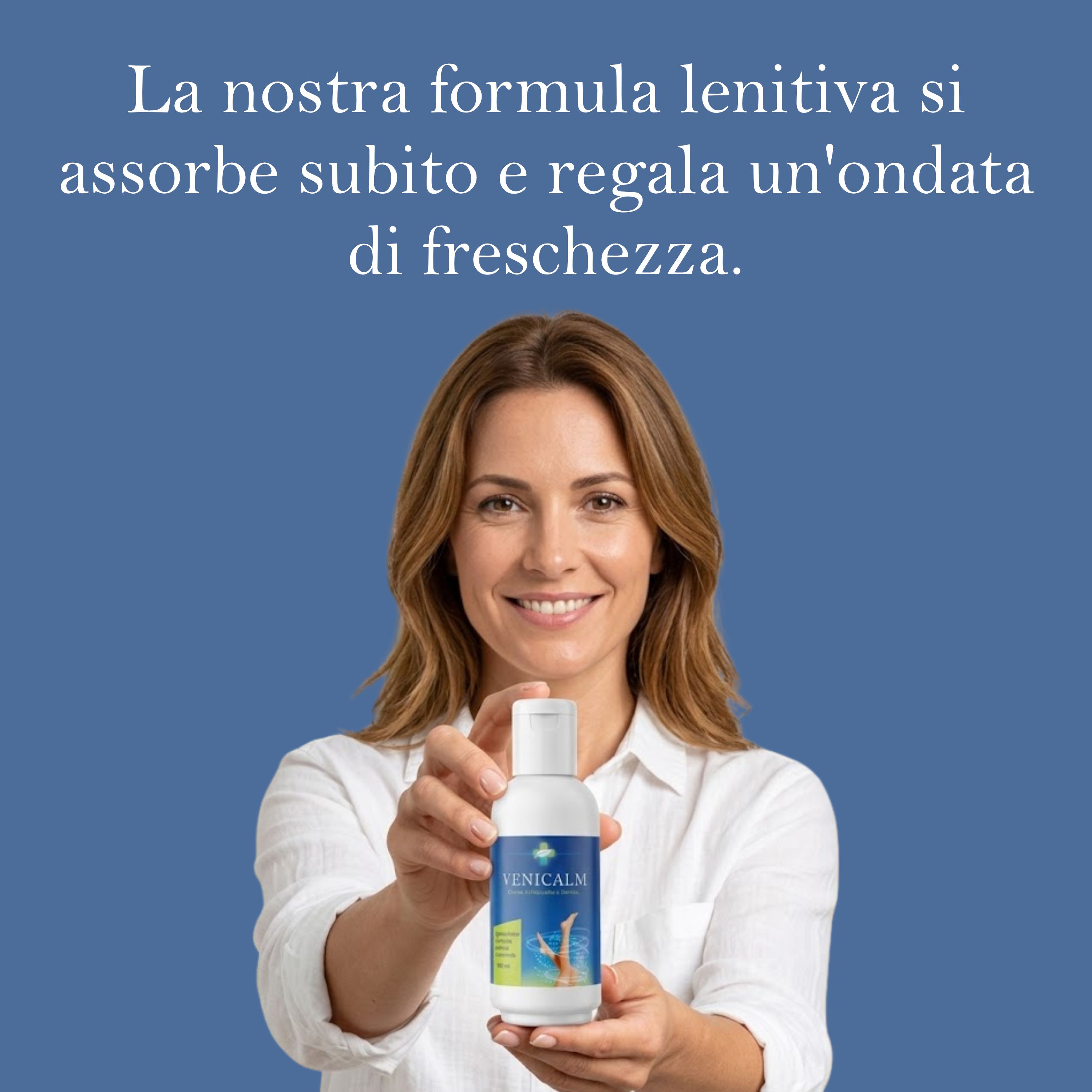Eine Frau hält eine Flasche mit Venicalm Creme.