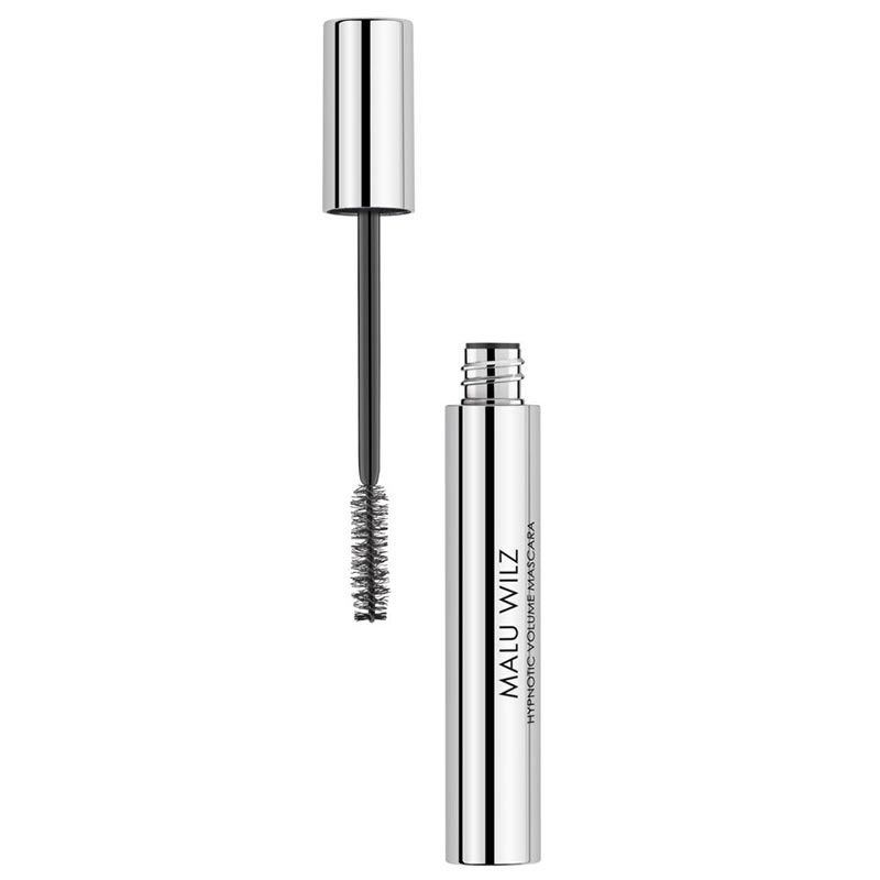 Silberne Mascarahülse mit schwarzer Bürste. Auf der Hülse steht MALU WILZ HYPNOTIC VOLUME MASCARA.
