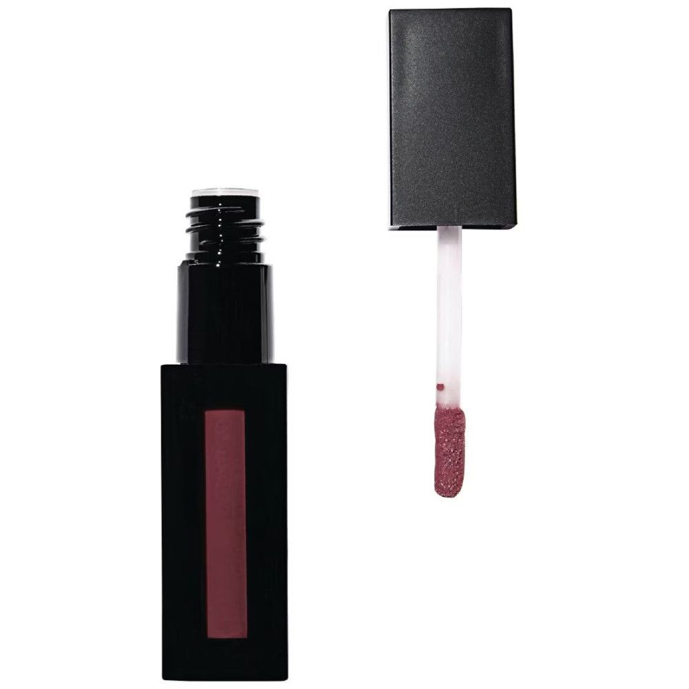 Offener Lipgloss-Behälter, schwarz. Applikator mit rosa-braunem Produkt. Rosa-braune Farbe im Behälter.