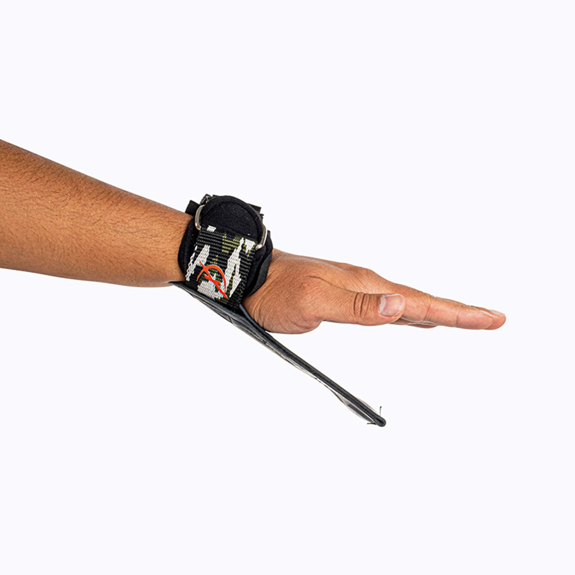 Hand mit CLIMAQX Ultra-Grip am Handgelenk. Schwarzes Leder, Text: ULTRA GRIPS. Camouflage-Muster am Riemen.