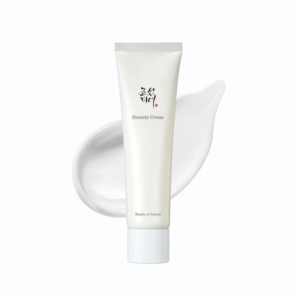 Weiße Tube Beauty of Joseon Dynasty Cream mit cremiger Textur daneben.