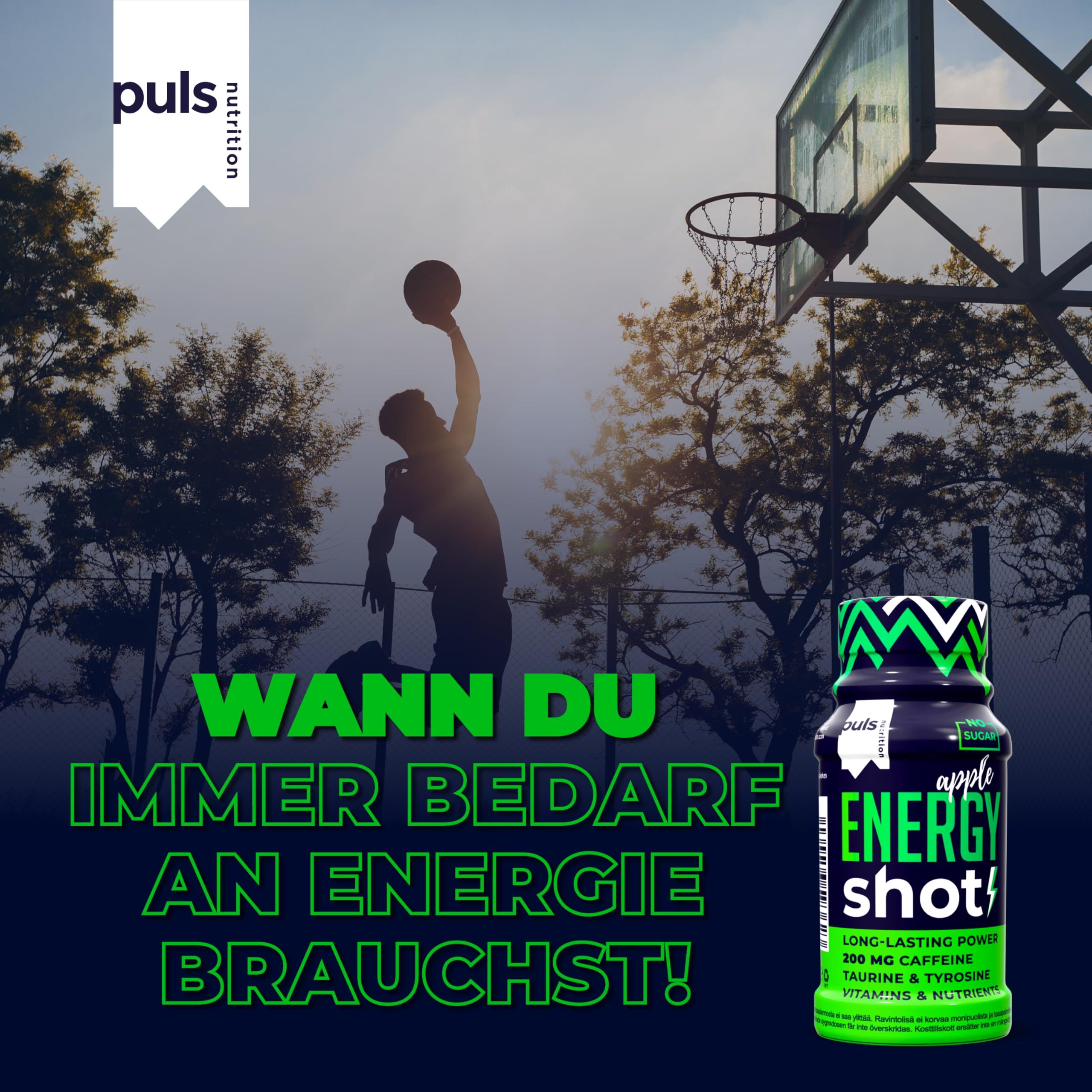 Puls Nutrition Energie Shot Apfel neben einem Basketballkorb. Silhouette eines Spielers im Hintergrund.