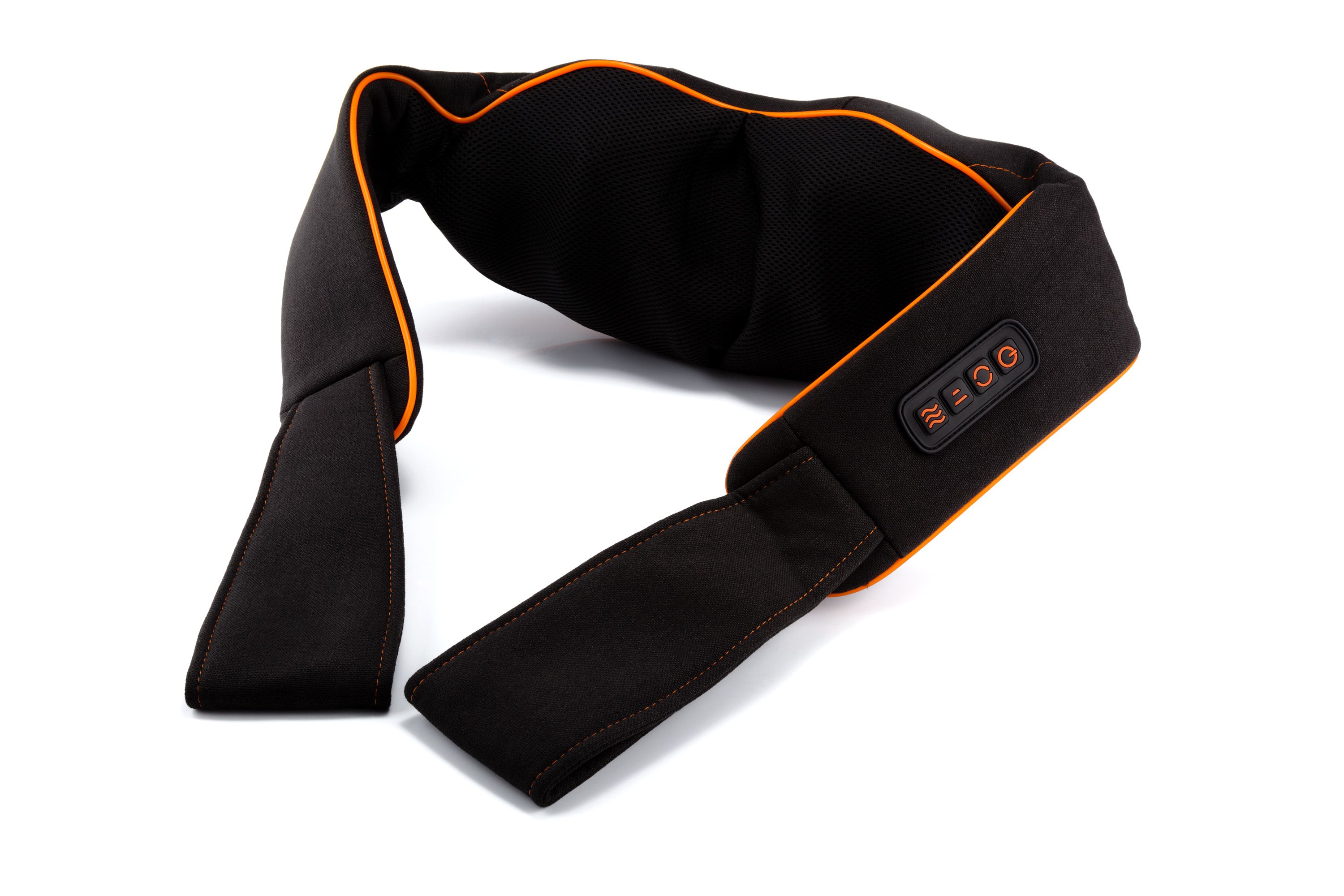 Schwarzes Nackenmassagegerät mit orangefarbenen Akzenten. Mit Bedienfeld und Gurten.