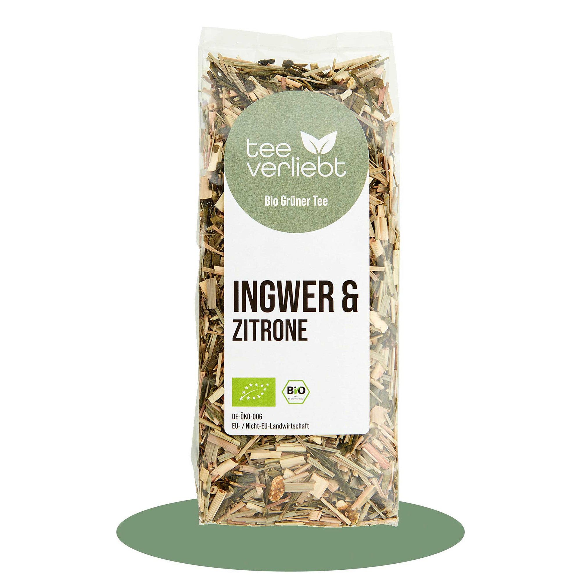 Transparente Verpackung mit losem Grüntee. Aufdruck: "tee verliebt", "Ingwer & Zitrone", Bio-Siegel.