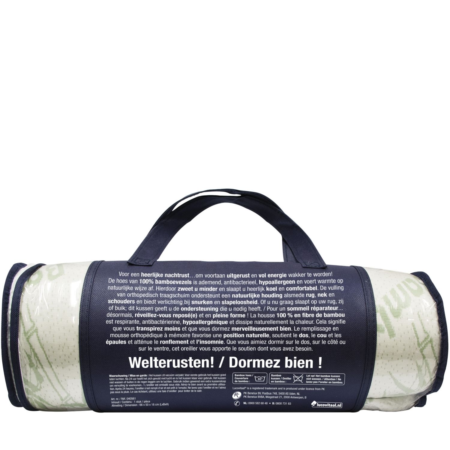 Sac de transport roulé avec texte. Inscription : "Welterusten!/Dormez bien!". Contient un oreiller en bambou. Sac bleu foncé avec poignée.