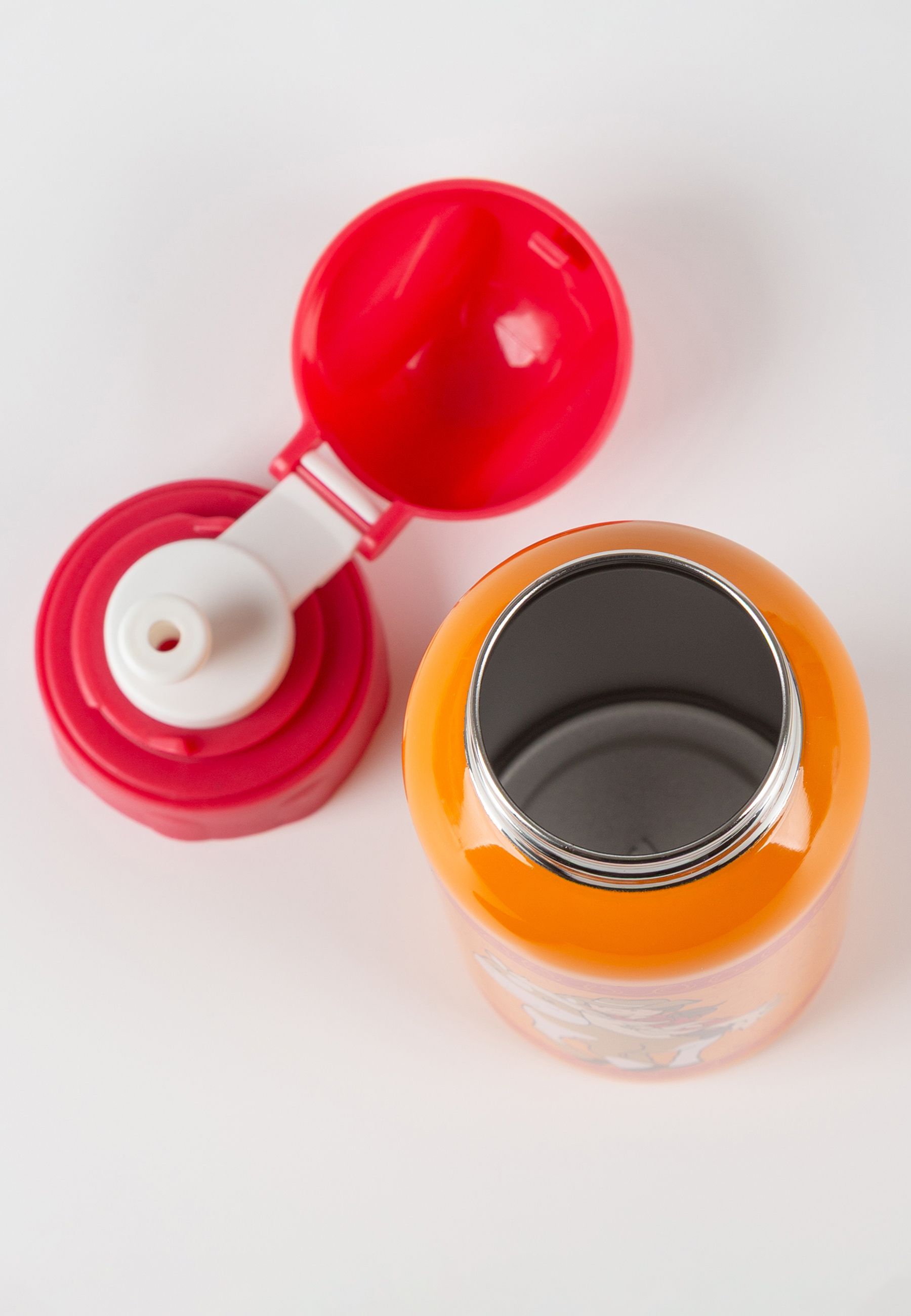 Trinkflasche und Deckel. Orangefarbener Flaschenkörper, roter Deckel. Deckel abgenommen, zeigt die Öffnung. Marke: sigikid.