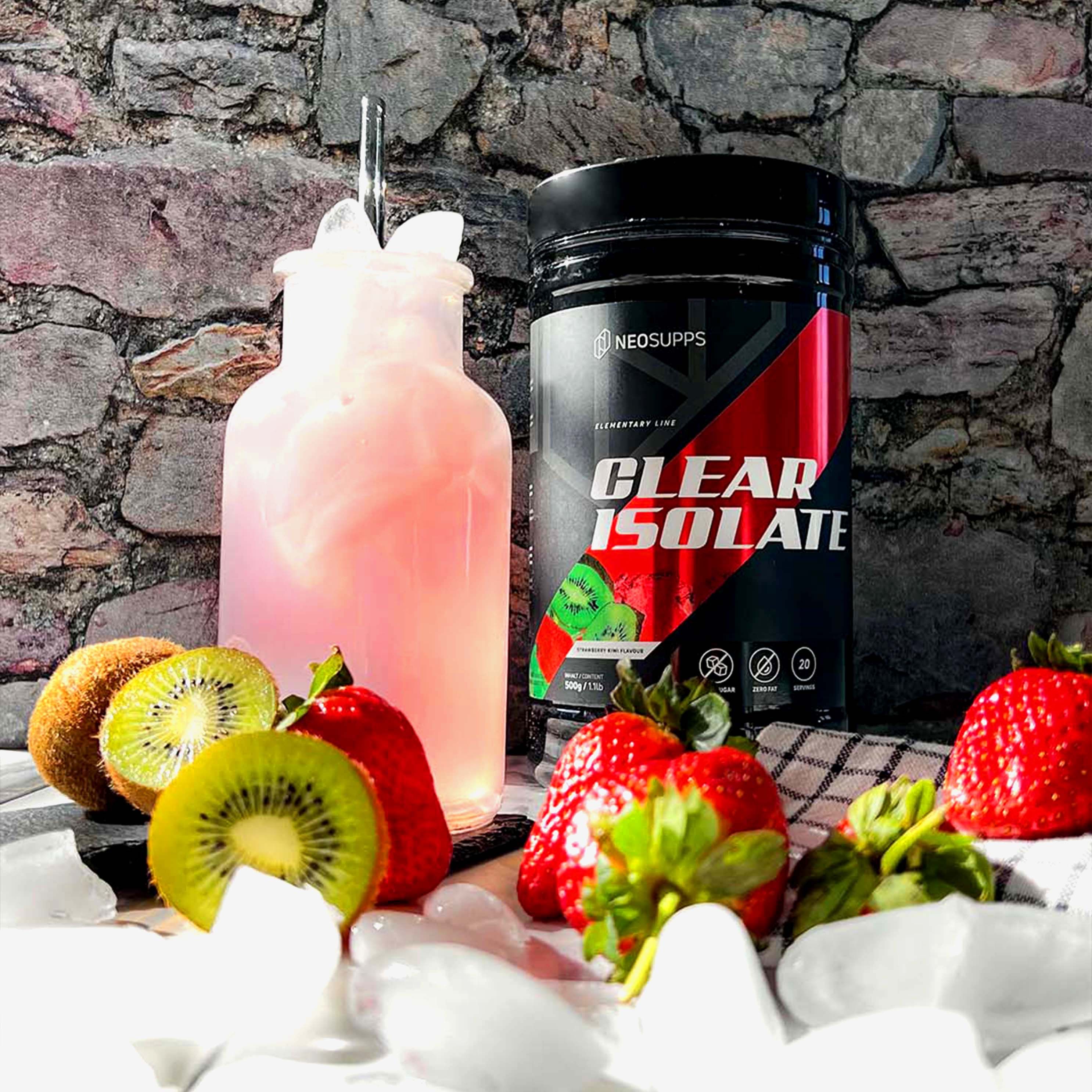 Schwarze Dose mit rotem Akzent. Aufschrift: CLEAR ISOLATE. Erdbeeren, Kiwi und Getränk im Glas.