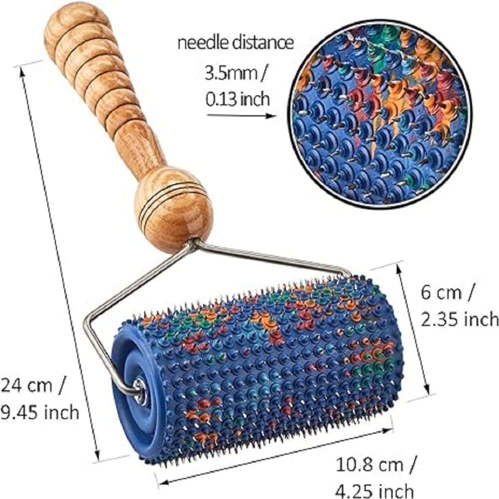Massagegerät mit blauer Walze und Holzgriff. Abmessungen: 24 cm lang, 10,8 cm breit, 6 cm hoch. Nadelabstand 3,5 mm. Detailansicht der Nadeln.