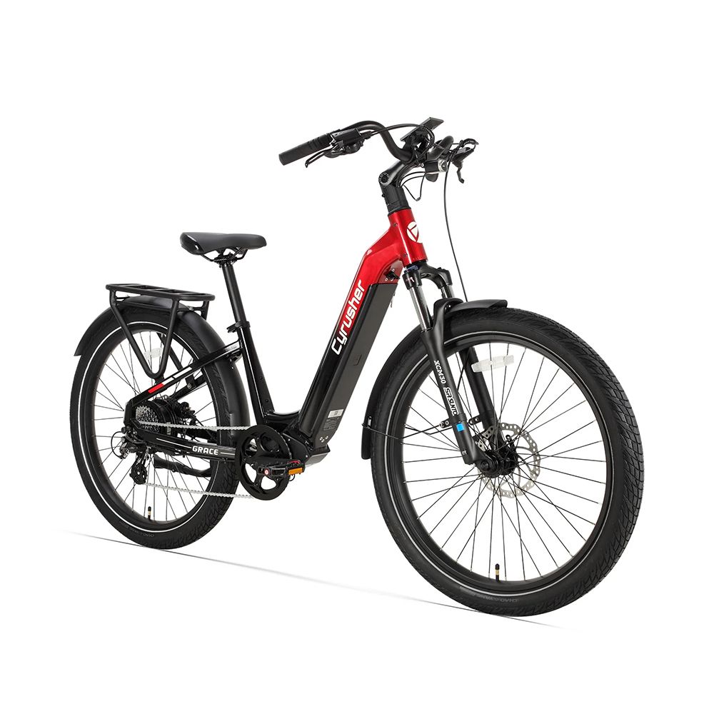 E-Bike, rot-schwarz, mit CYRUSHER-Logo. Gepäckträger, Schutzbleche und Scheibenbremsen sind sichtbar.