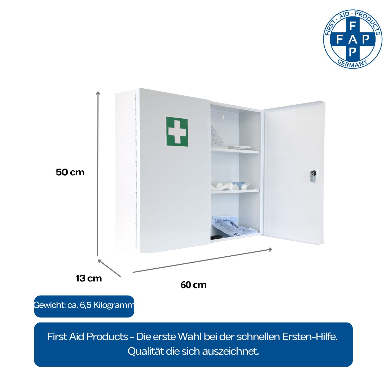 Weißer Verbandschrank mit grünem Kreuz, offene Tür. Maße: 60x50x13 cm. Gewicht: ca. 6,5 kg. Text: First Aid Products.
