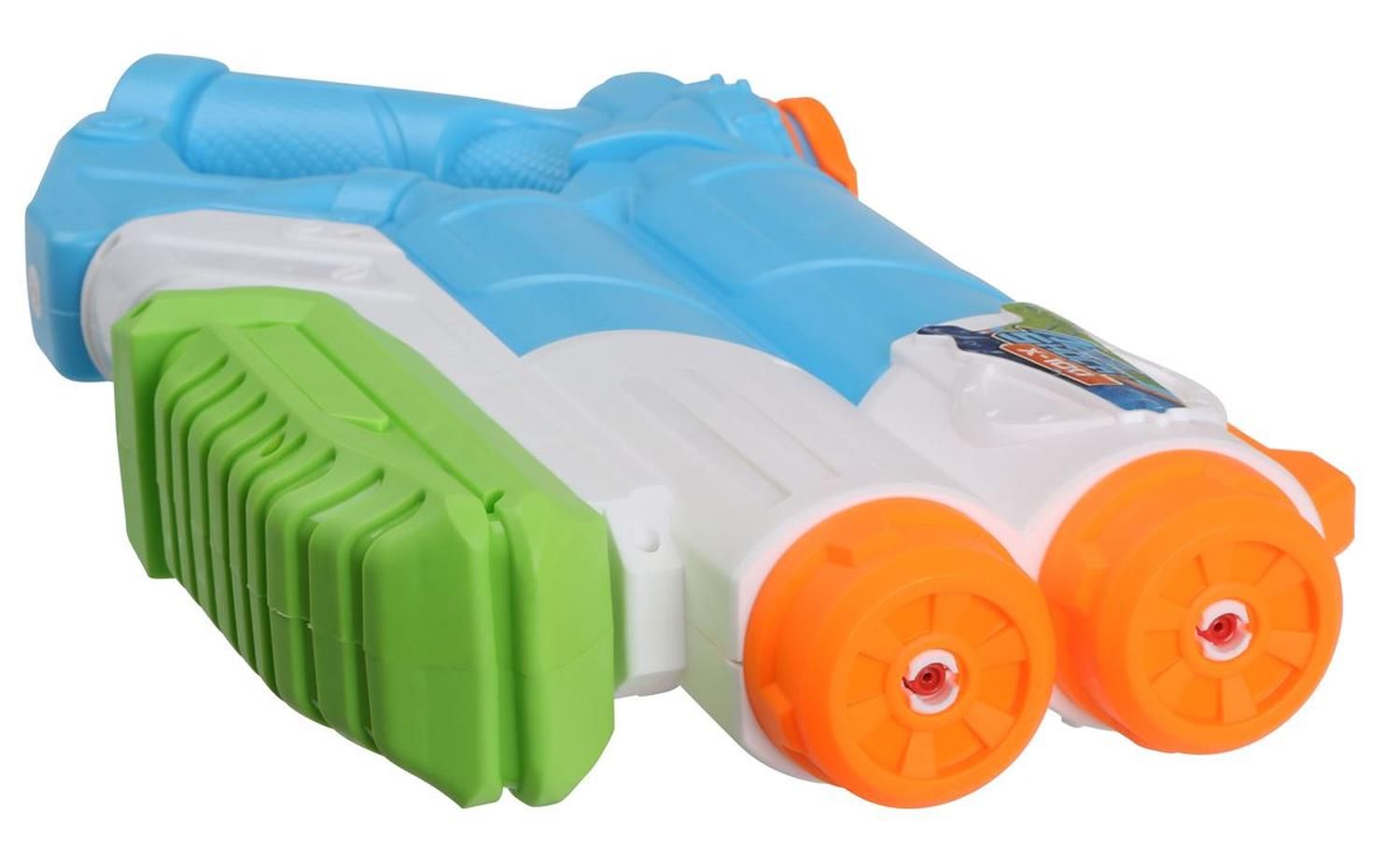Blau-weiße Wasserspritzpistole mit orangefarbenen Düsen und grüner Griffunterseite. Perspektivische Ansicht.