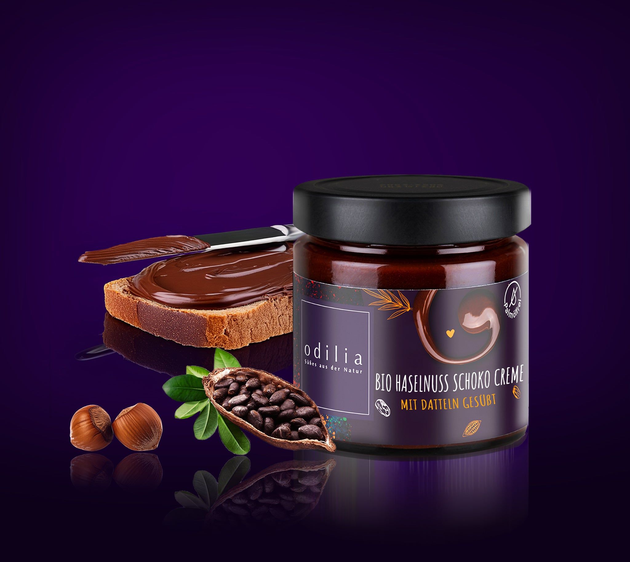 Glas Odilia Bio Haselnuss Schoko Creme mit Kakao-Schote und Nüssen.