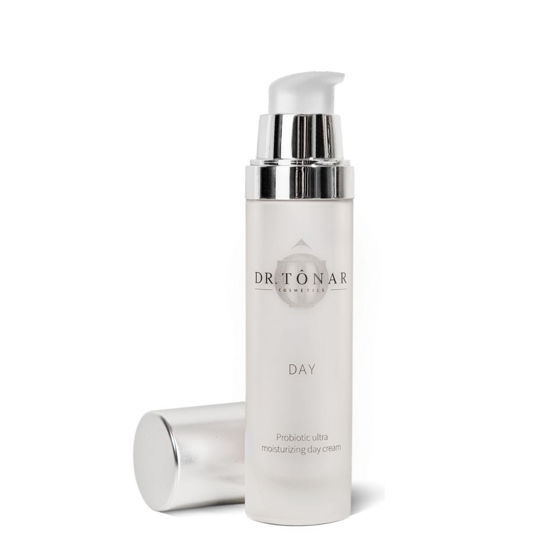 Weiße Flasche mit silbernem Deckel und Pumpkopf. Aufschrift: DR. TONAR COSMETICS, DAY, Probiotic ultra moisturizing day cream.