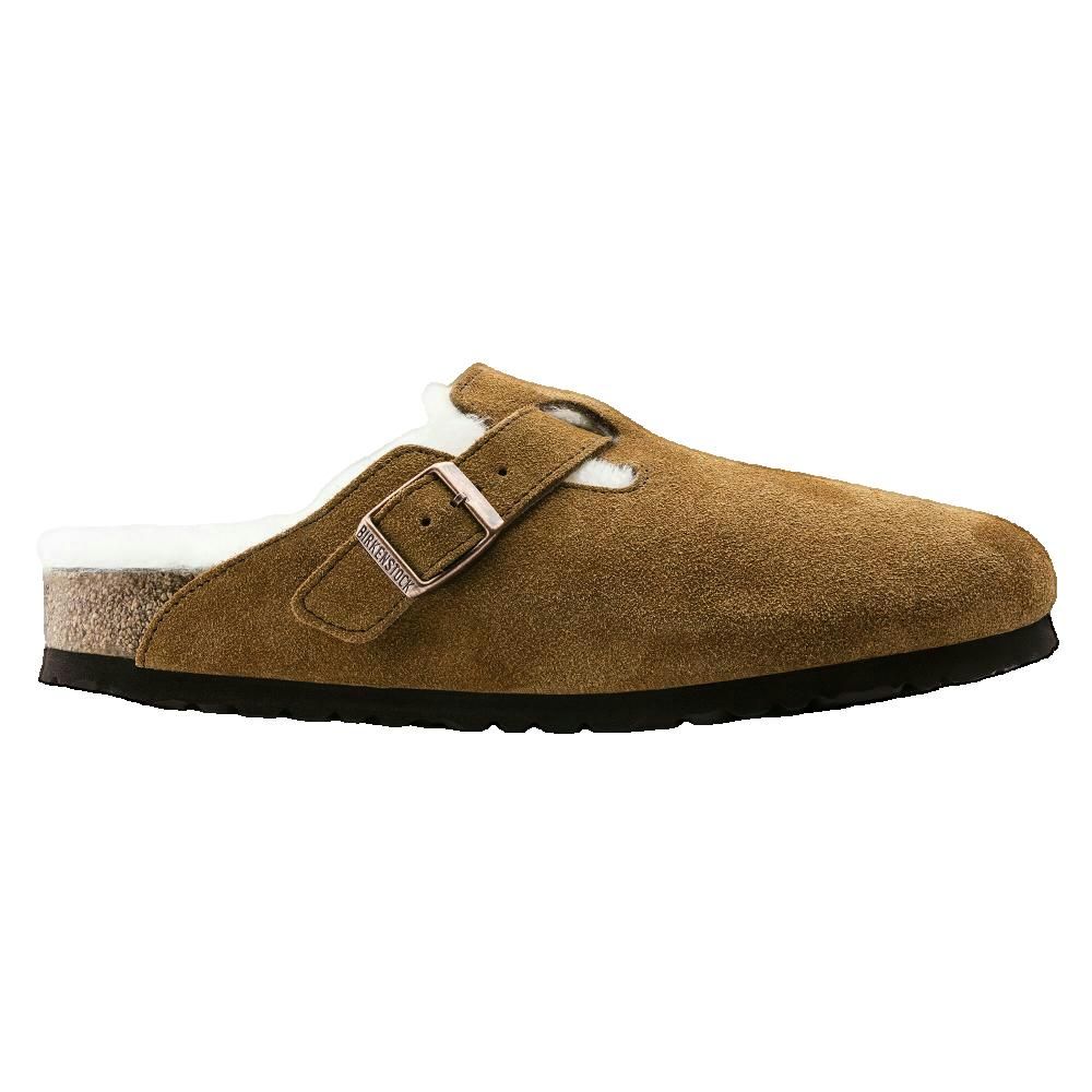 Zoccoli Birkenstock Boston marroni con fodera in pelliccia, fibbia e suola in sughero. Vista laterale.