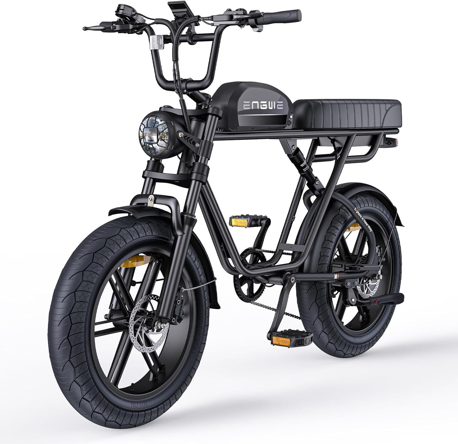 Schwarzes Elektro-Dirtbike. Breitreifen, Scheinwerfer, Gepäckträger, Marke ENGWE.