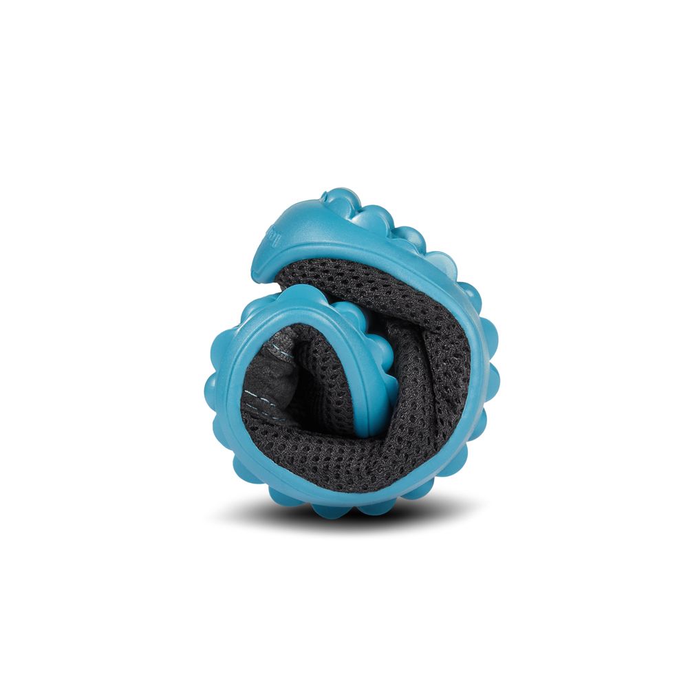 Schwarzer Barfußschuh, zusammengefaltet. Blaue Sohle. Mesh-Obermaterial.