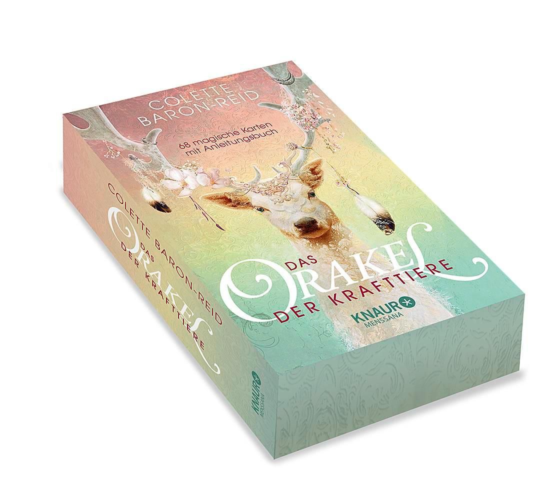 Buchbox "Das Orakel der Krafttiere". Schräge Ansicht. Auf der Vorderseite ist ein Hirsch abgebildet. Titel und Autor sind sichtbar.