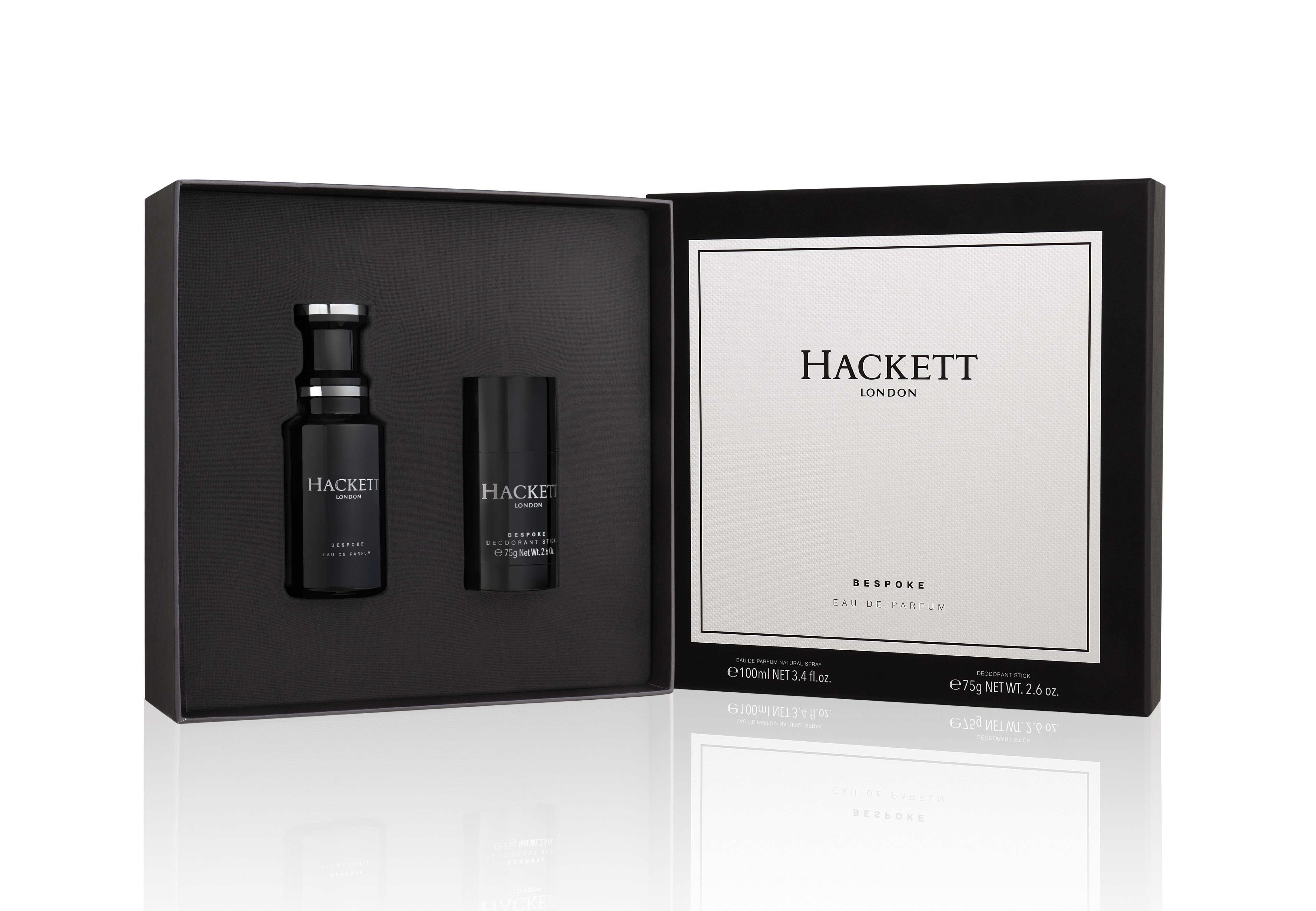 Geöffnetes Geschenkset mit Eau de Parfum und Deo Stick. Schwarze Innenseite. Hackett London Logo auf der Verpackung.