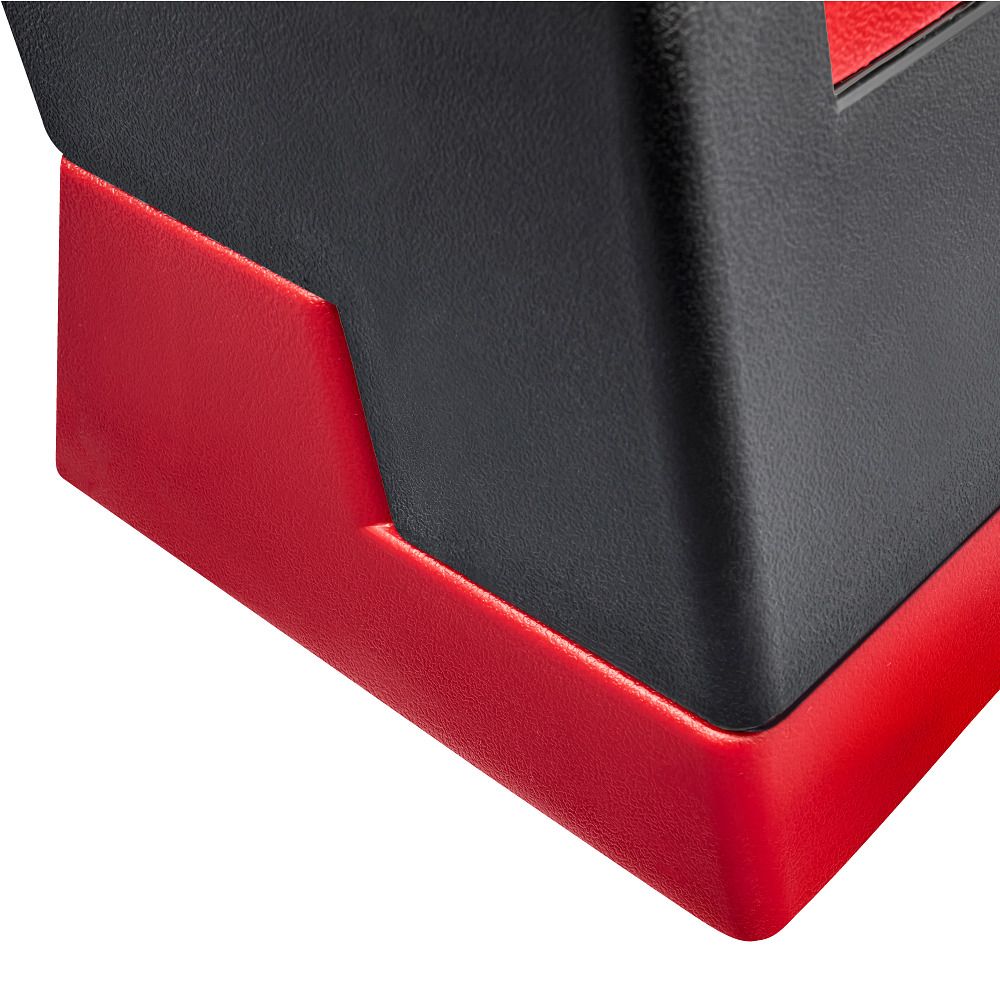 Nahaufnahme eines schwarzen Reebok Aerobic-Stepper mit roter Ecke. Schwarzes Material mit roter Basis.