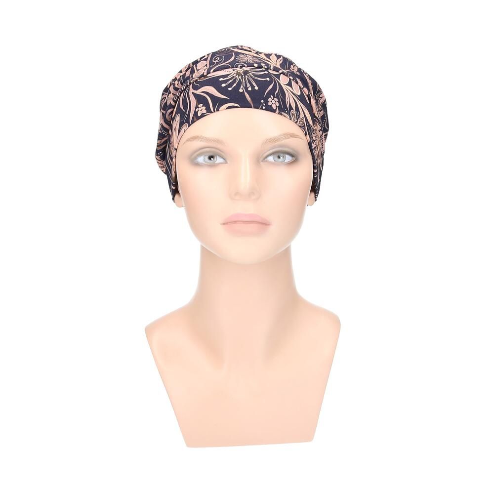 Blauer Turban mit floralem Muster auf einer Büste. Frontansicht.