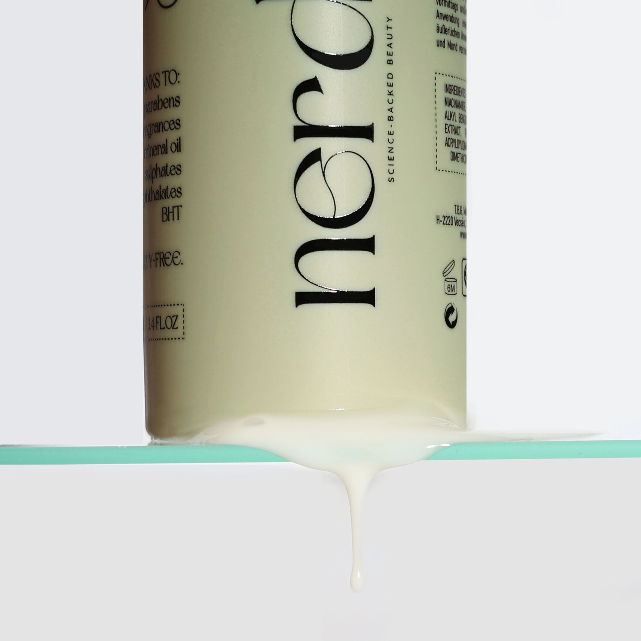 Flasche mit Barrier Restore Fluid, mit Textangaben.