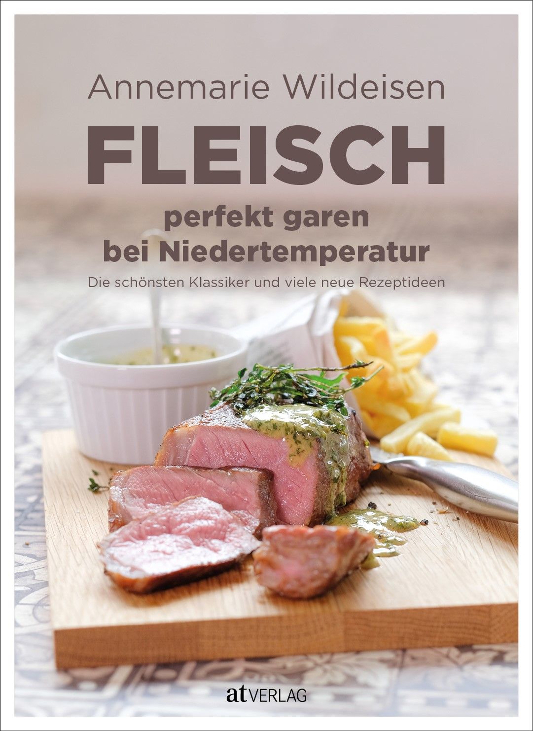 Buchcover mit Fleischgericht. Titel: Fleisch perfekt garen bei Niedertemperatur. Autorin: Annemarie Wildeisen. Verlag: atVERLAG. Gezeigte Speise.