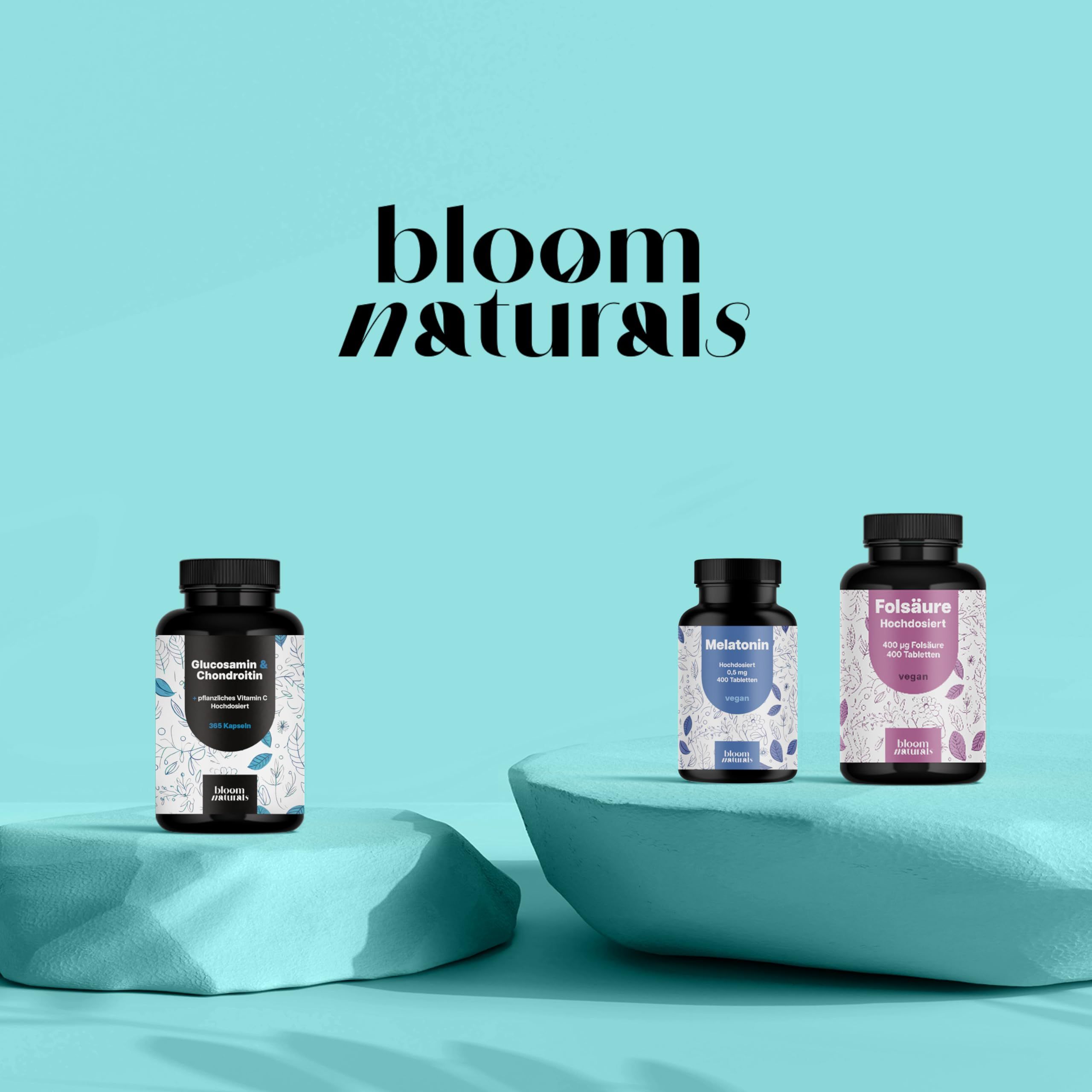 Drei Bloom Naturals Dosen: Glucosamin, Melatonin, Folsäure, auf stilisierten Podesten.