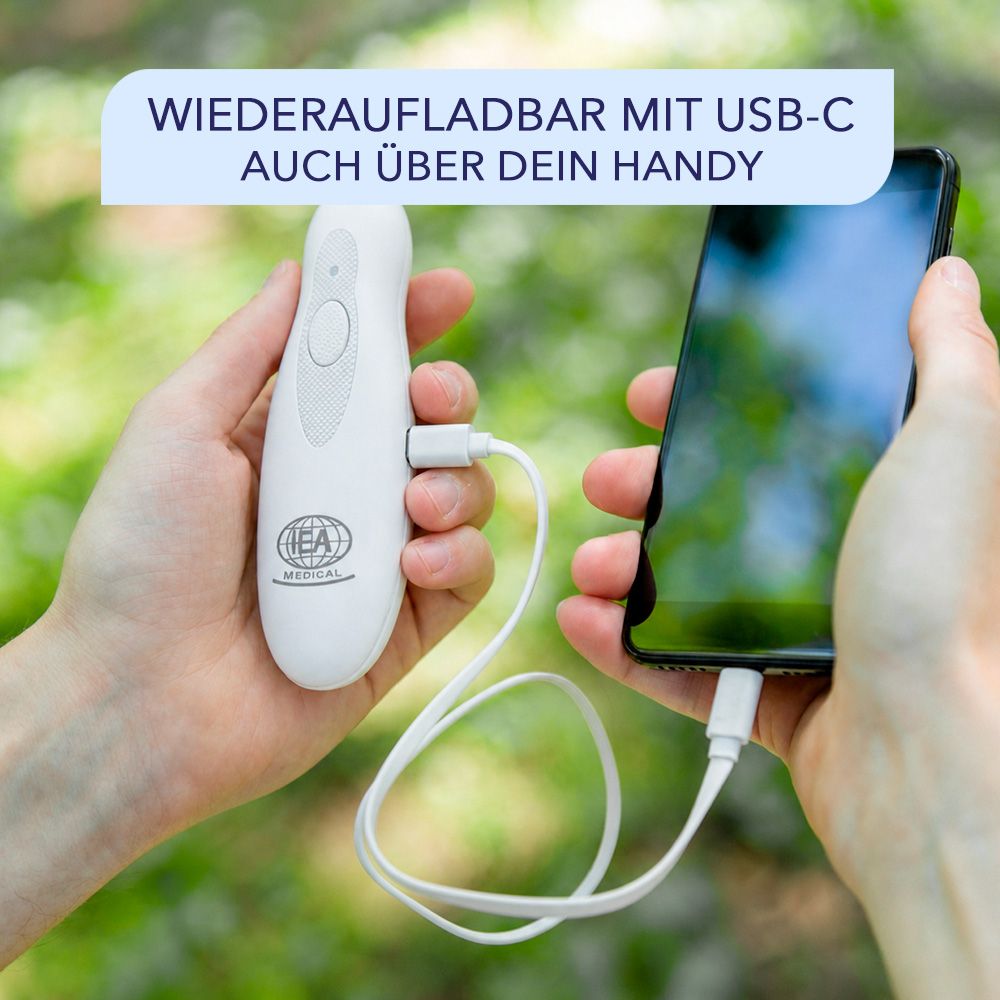 Gerät wird mit USB-C-Kabel an Handy angeschlossen. Text: Wiederaufladbar mit USB-C.