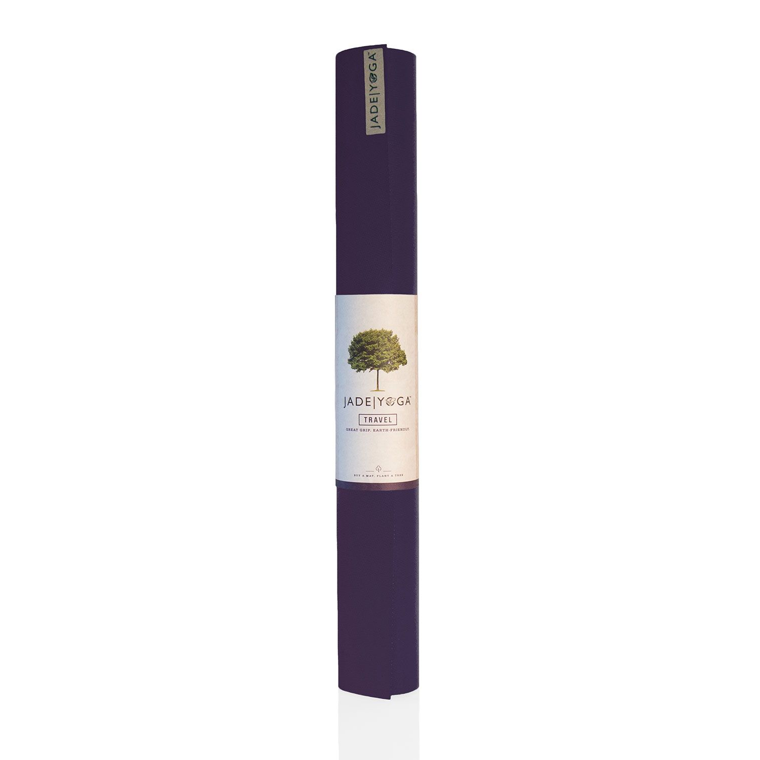 Gerollte, violette Yogamatte mit Etikett. Auf dem Etikett steht "JADE YOGA" und "TRAVEL".