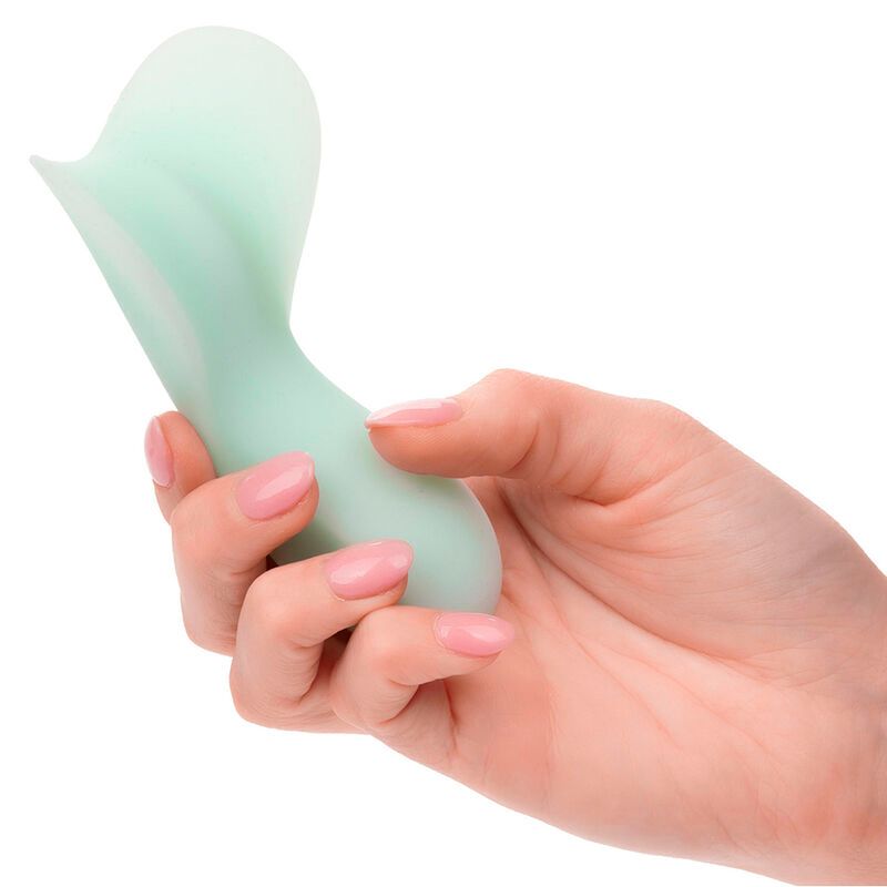 Hand hält türkisfarbenen Vibrator. Produkt aus Silikon.