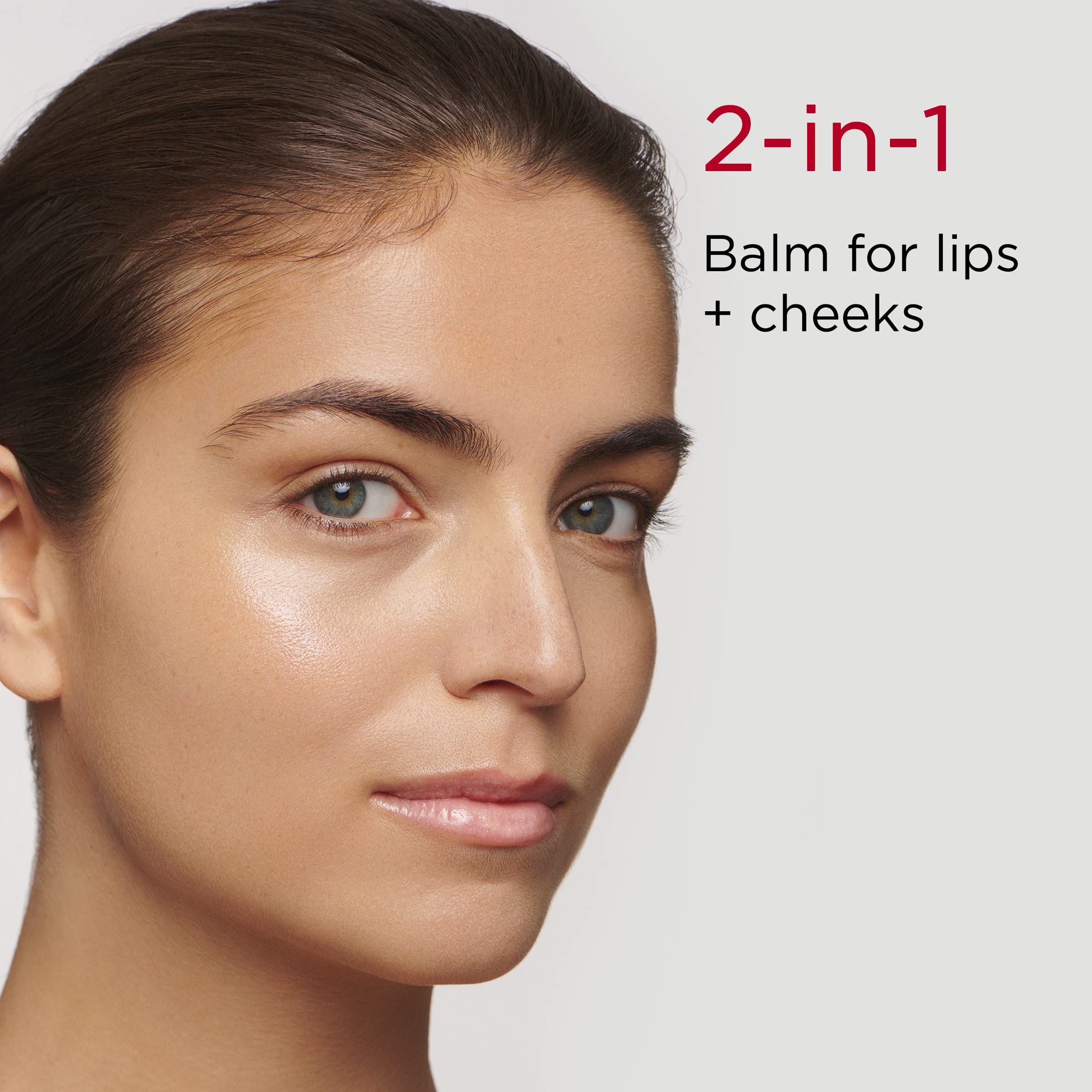 Frau mit glänzenden Lippen. Text: 2-in-1 Balm für Lippen + Wangen. Helle Haut, Blickrichtung nach links.