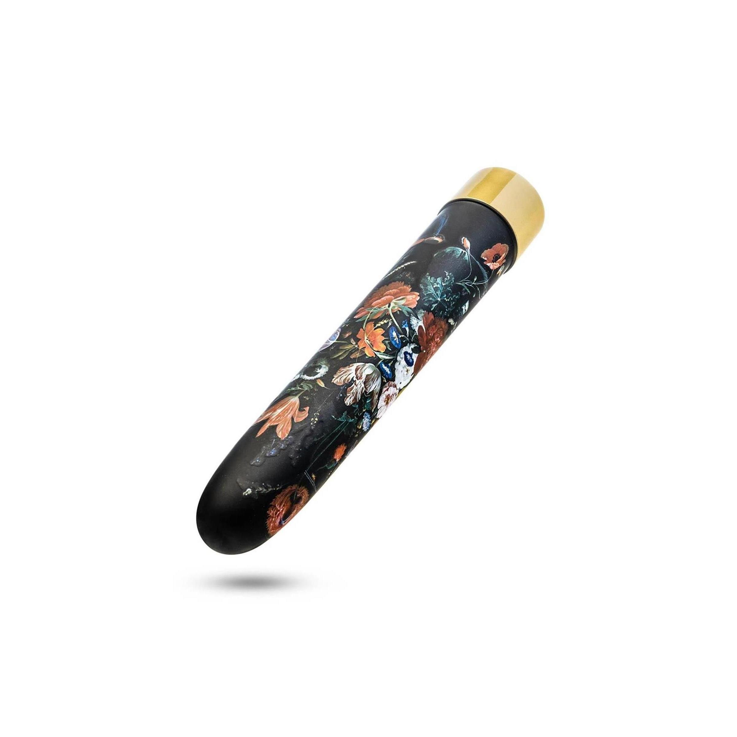 Schwarzer Vibrator mit floralem Muster und goldfarbenem Ende. Auf weißem Hintergrund.