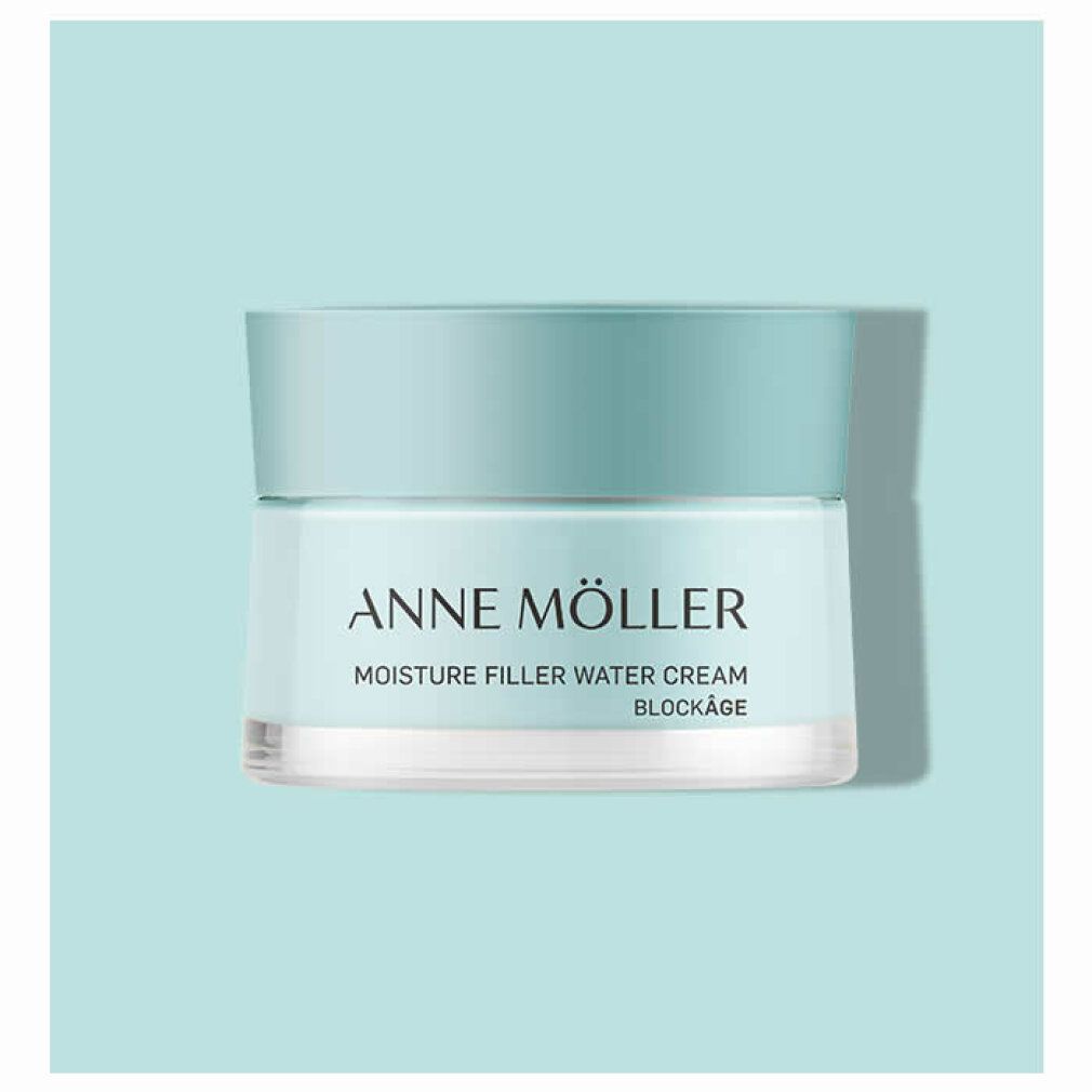 Creme-Glas mit hellblauem Deckel. Aufschrift: ANNE MÖLLER, MOISTURE FILLER WATER CREAM, BLOCKÂGE. Hintergrund hellblau.